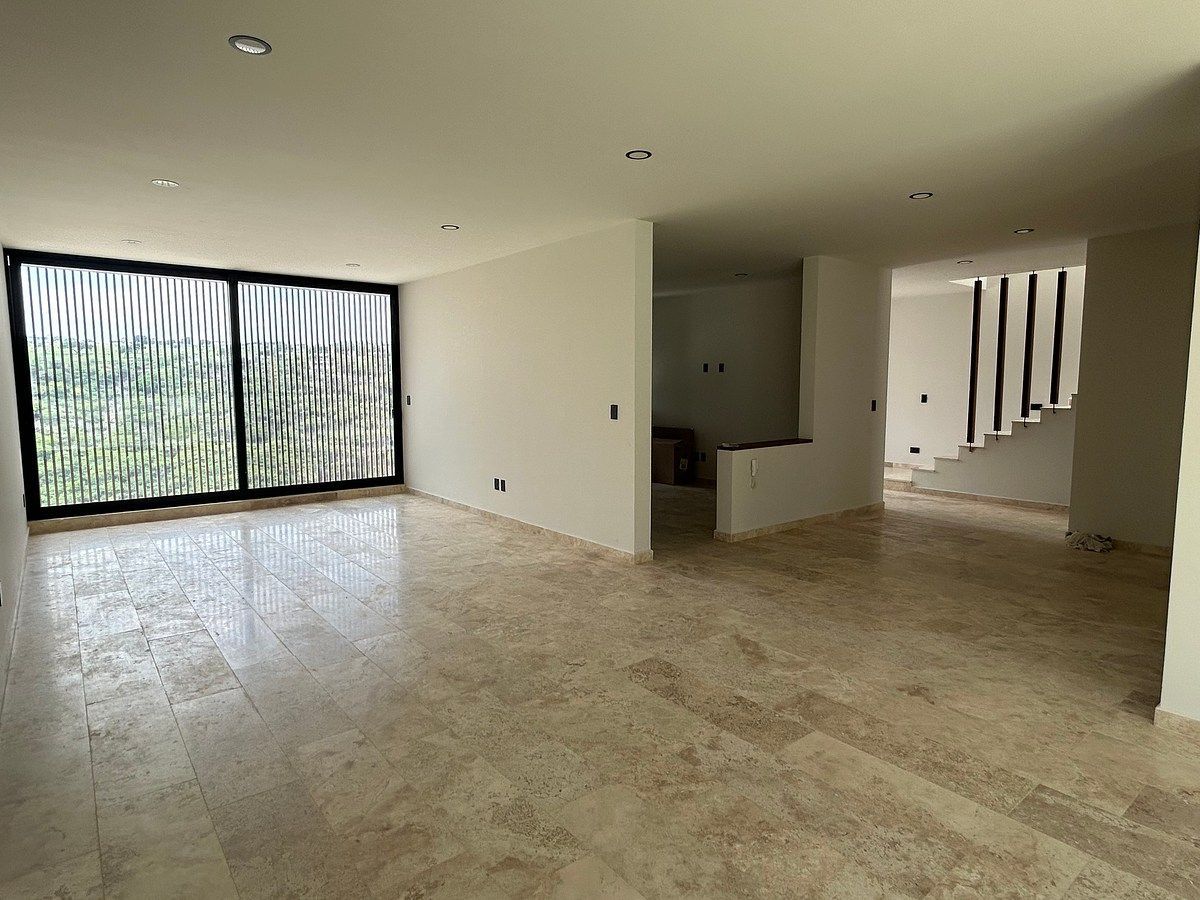 Sala integrada al comedor, con puertas corredizas y vista, foto 5 de 30