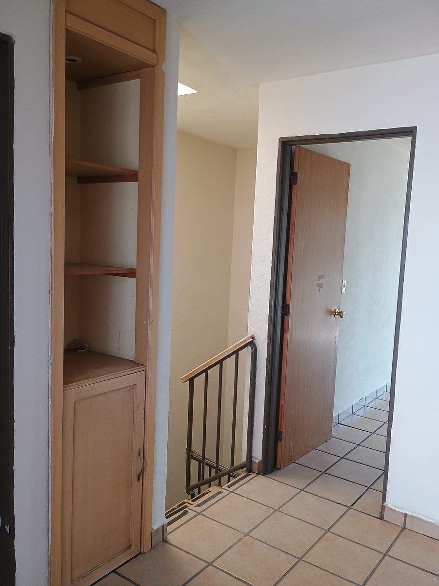 ESCALERA BAJANDO DISTRIBUIDOR, foto 12 de 18