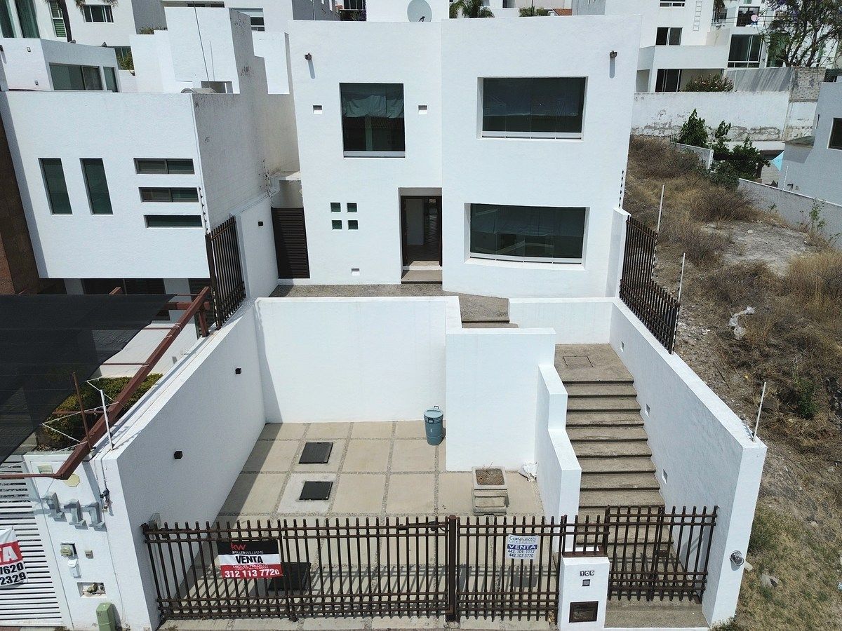 House for sale with two levels and 3 bedrooms, photo 1 of 22