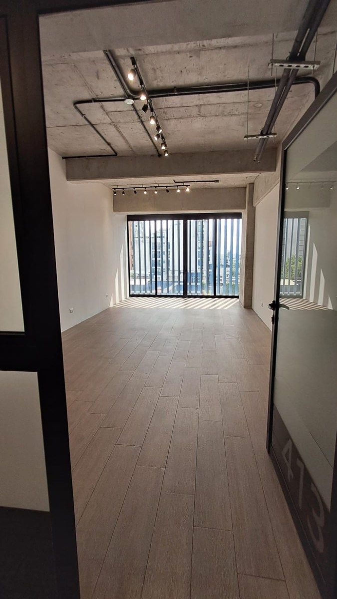 OFICINA EN VENTA O RENTA – EDIFICIO GRANAT, ZONA 4 - Image 1