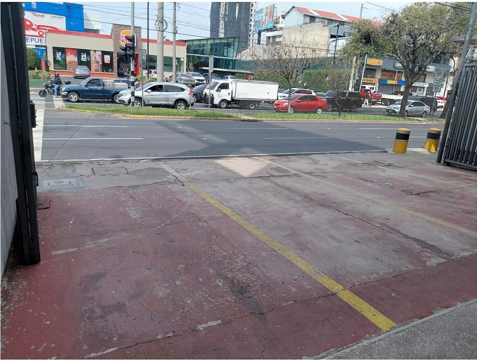 LOCAL COMERCIAL EN RENTA – ZONA 10 - Image 2