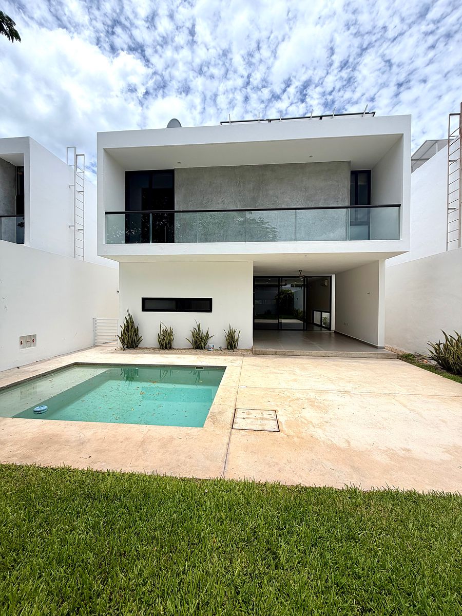 CASA EN VENTA CON PANELES SOLARES EN PRIVADA DE CHOLUL., foto 1 de 31