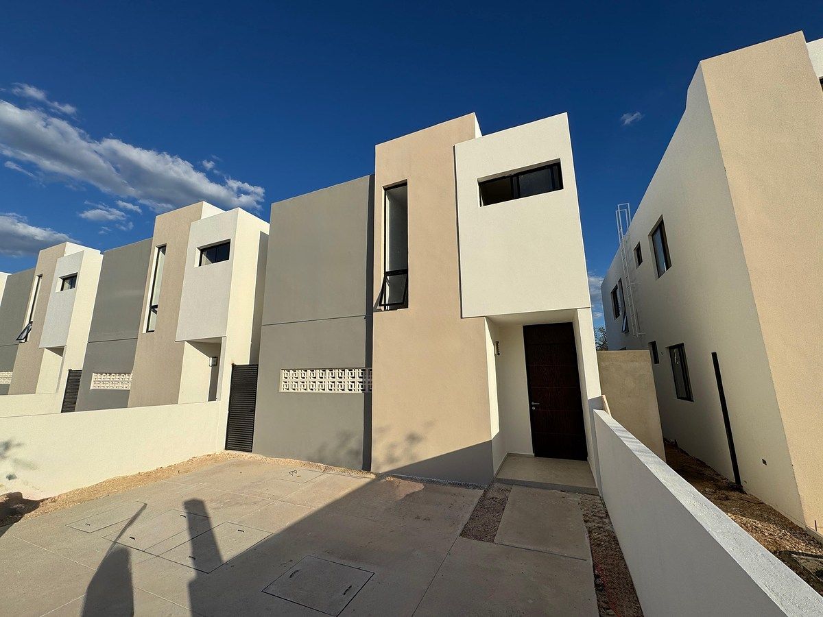 En venta casa de 2 pisos en fraccionamiento cerrado en Mérida, Cholul., foto 1 de 12