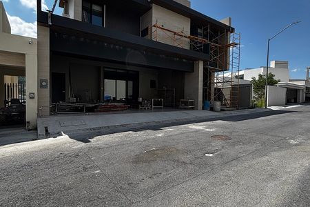 House in Sierra Alta with turnkey