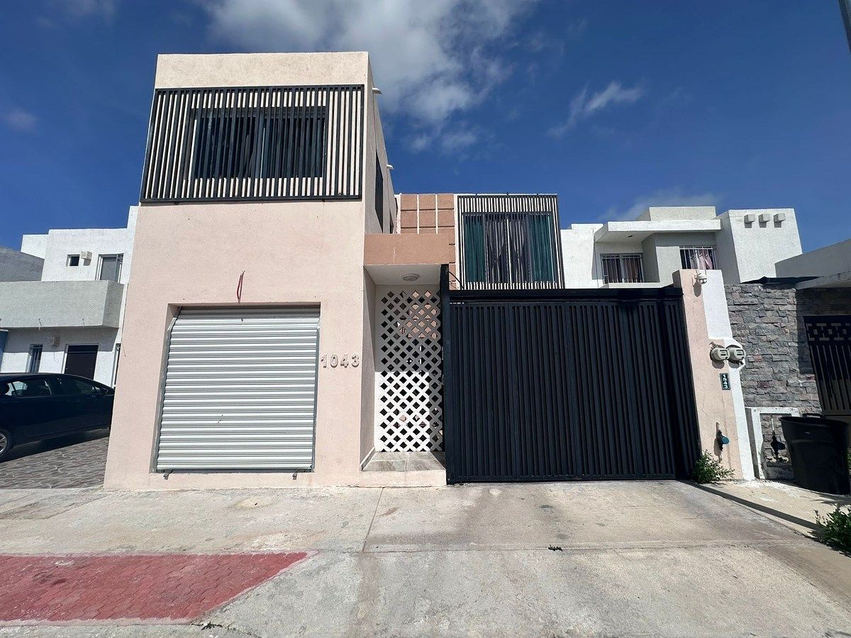 Casa en Paseos de Merida con 4 recamaras y alberca en Venta, foto 1 de 37