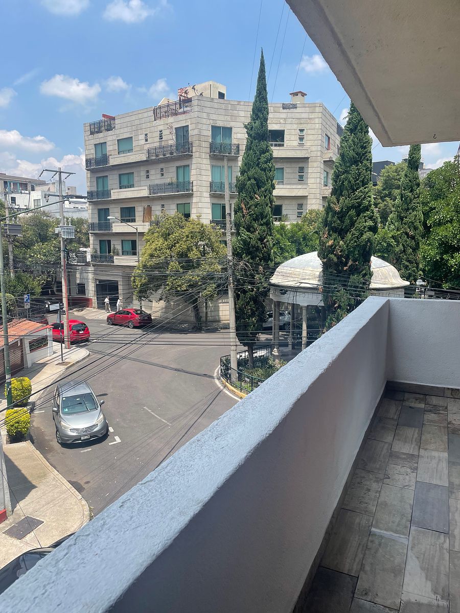 Apartment with balcony, near Parque Hundido, photo 1 of 10