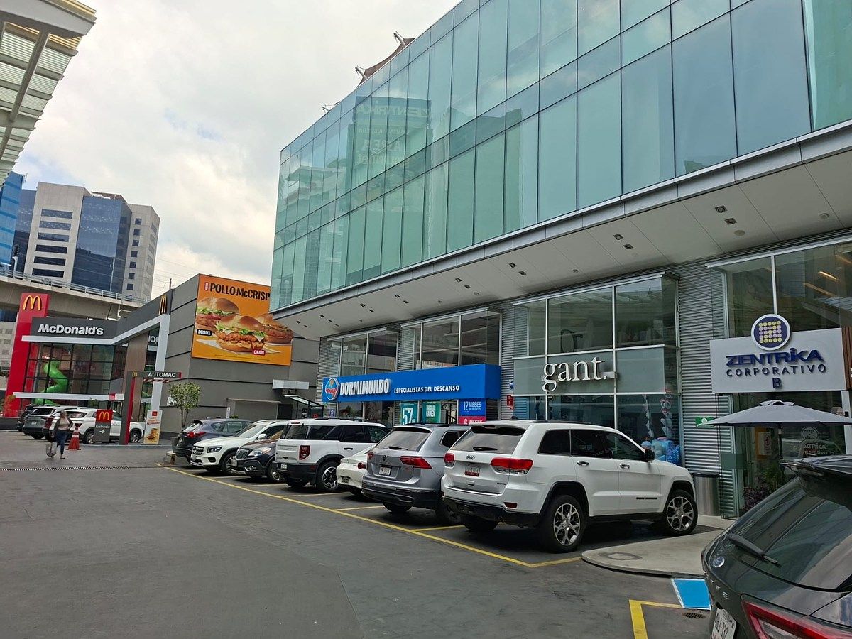 Shopping Mall Space in Santa Fe Cuajimalpa, Cuajimalpa de Morelos, photo 2 of 10