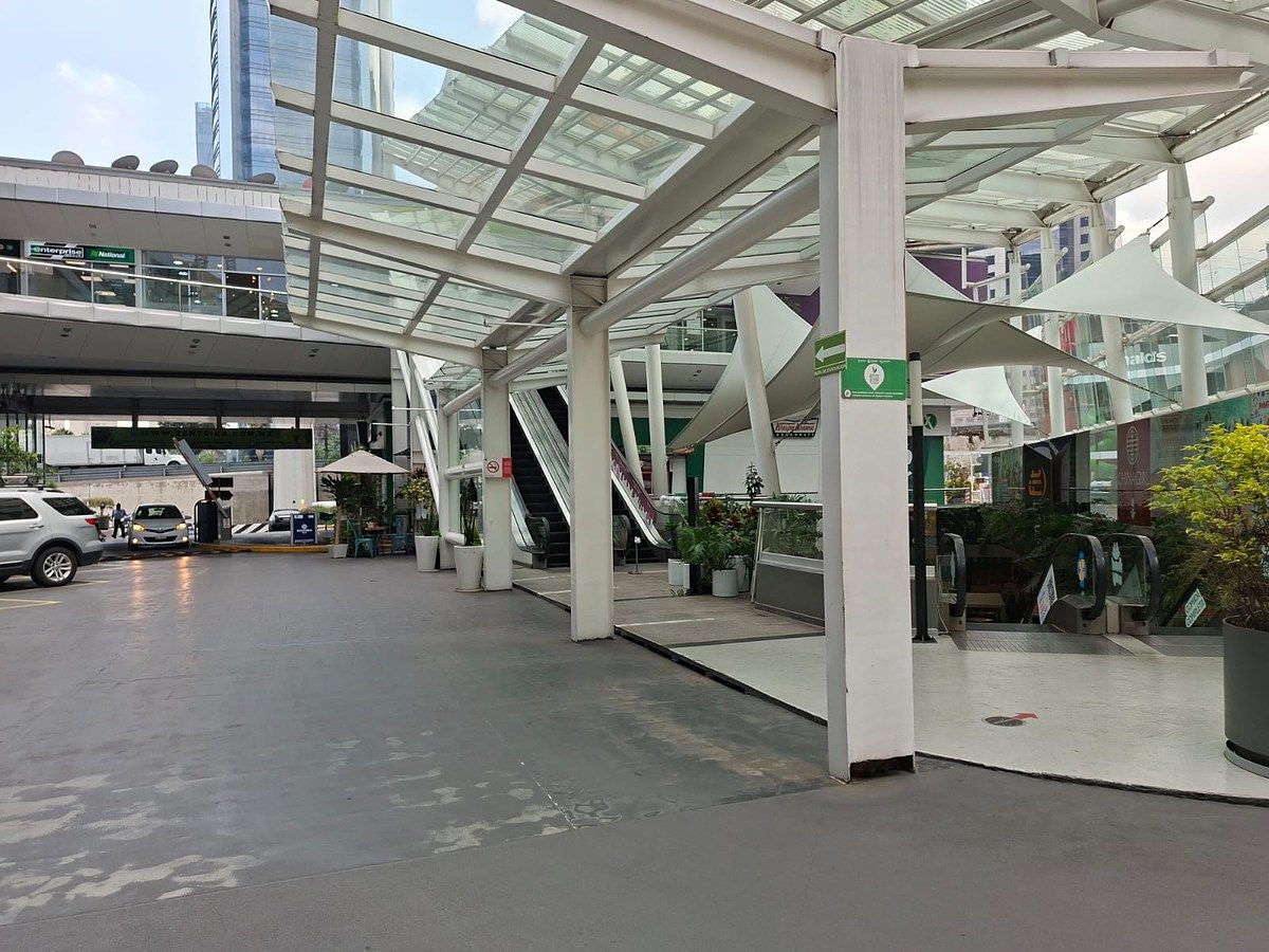 Shopping Mall Space in Santa Fe Cuajimalpa, Cuajimalpa de Morelos, photo 3 of 10