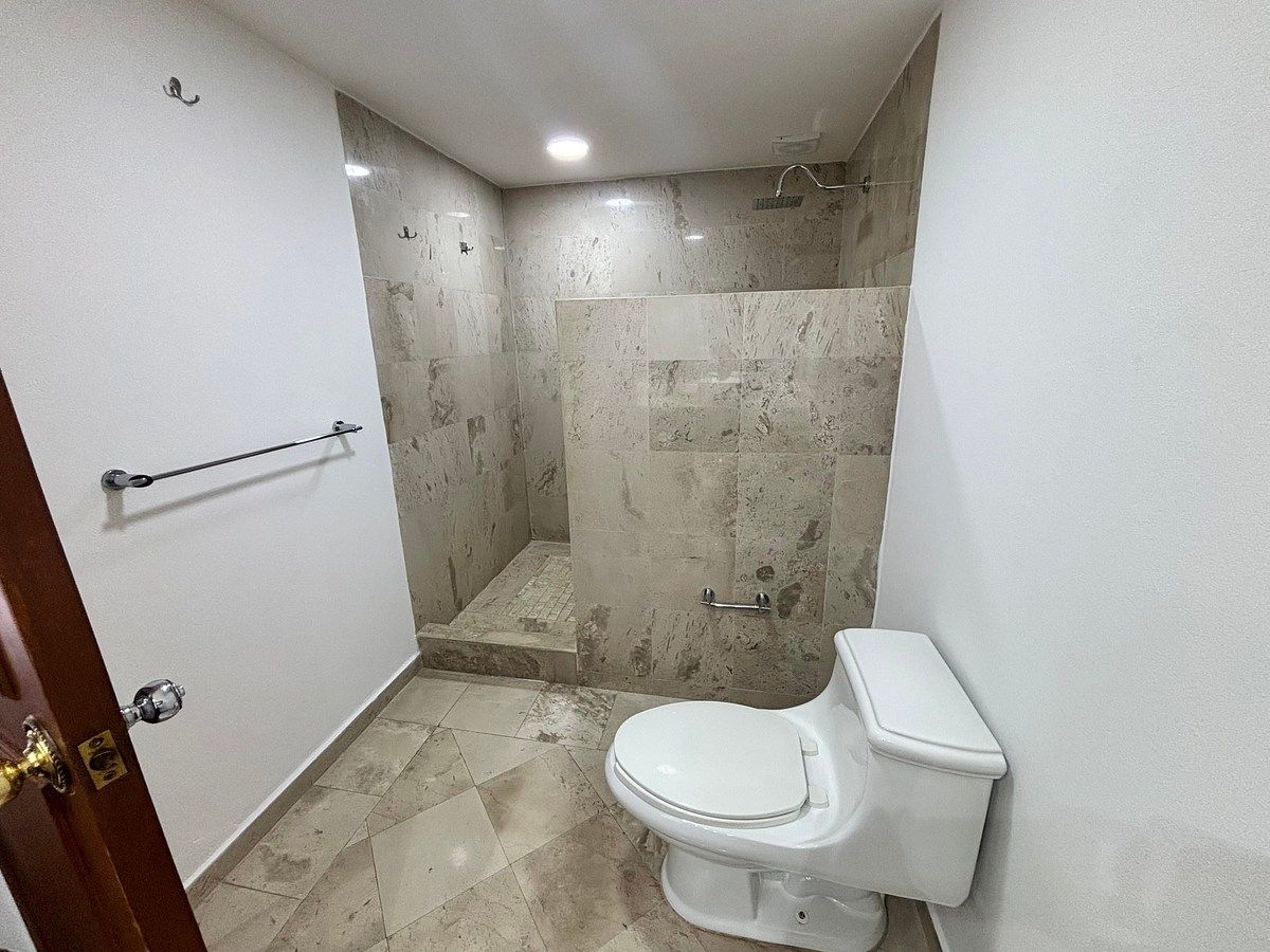 Baño completo recámara principal, foto 14 de 28