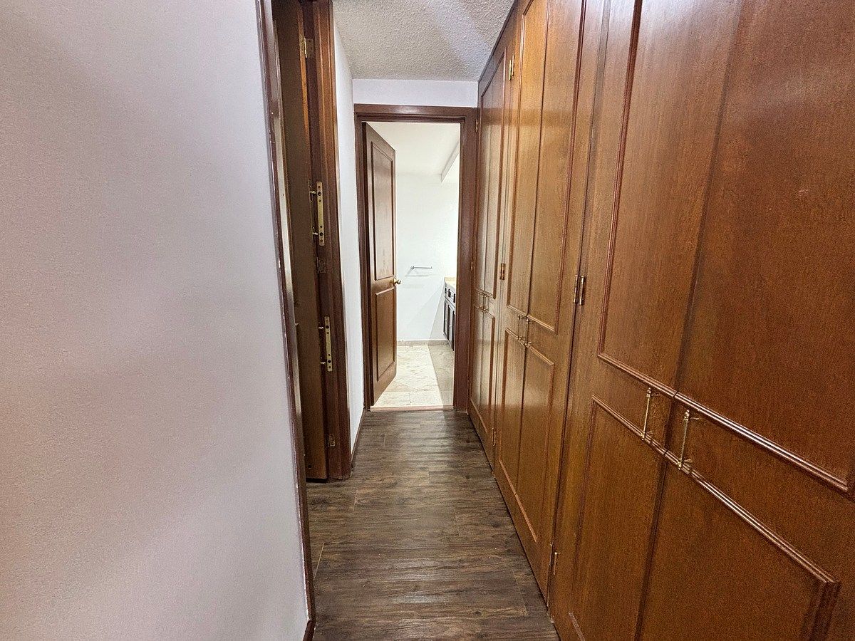 Closet recámara principal, foto 16 de 28