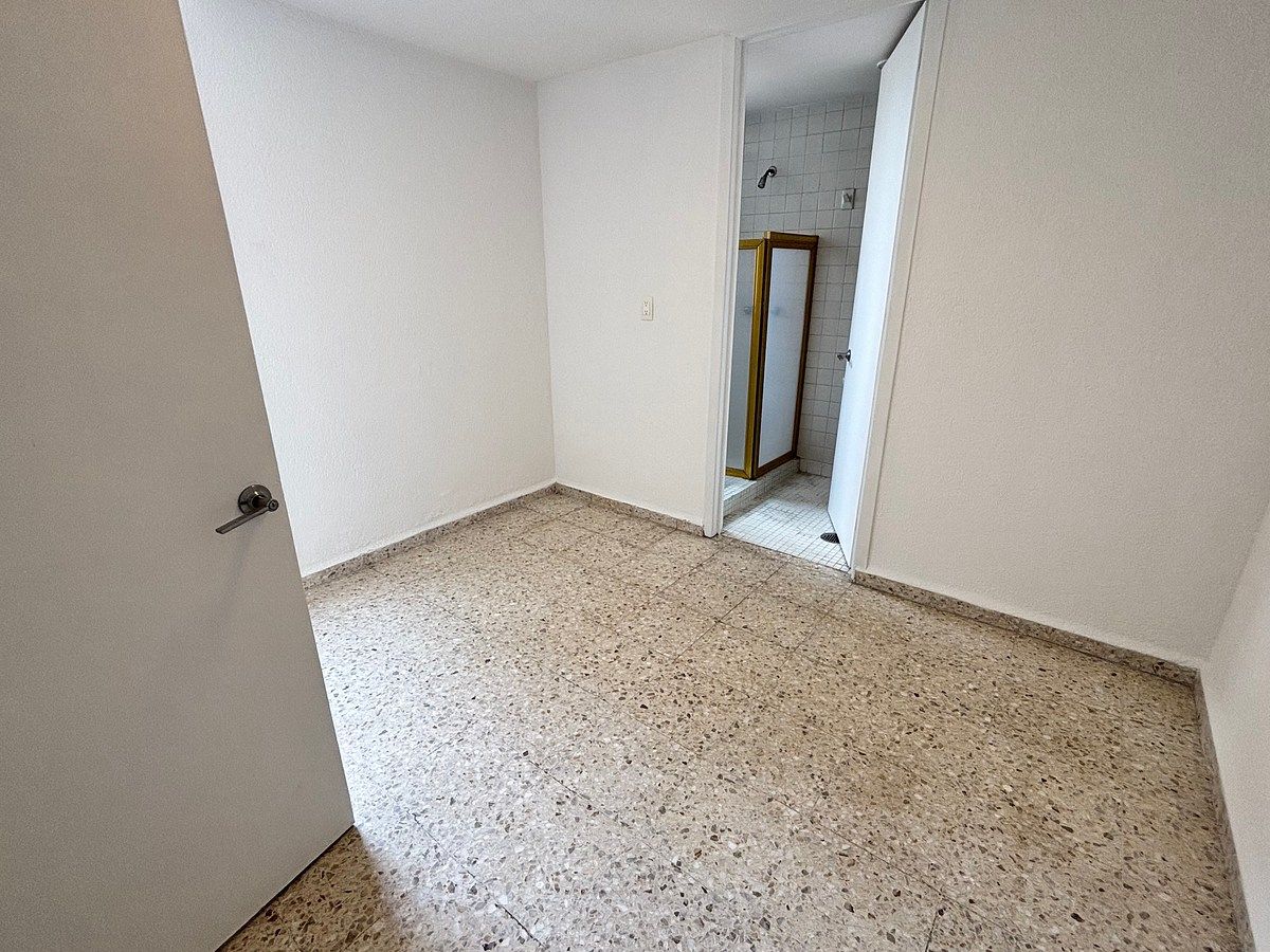 Cuarto de servicio con baño completo, foto 26 de 28