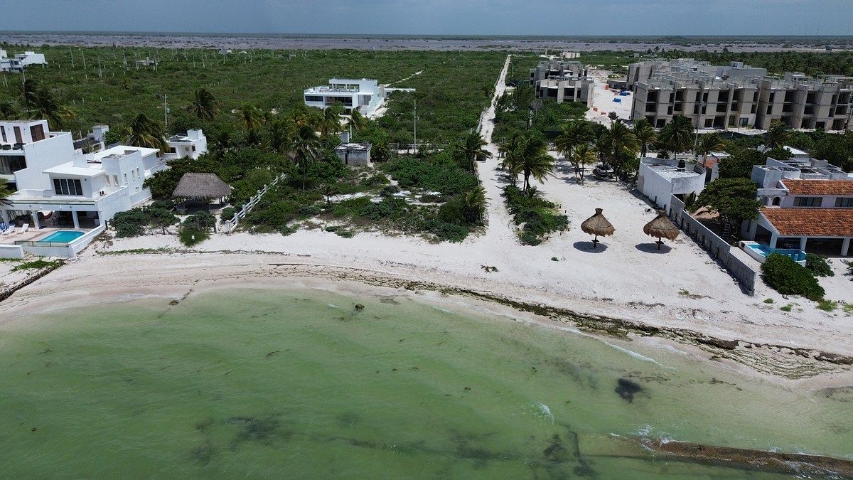 Terreno de 305m2 a calles de la playa de Chicxulub, foto 1 de 28