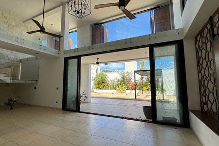 Venta Casa en esquina zona norte de Mérida con alberca y paneles solares