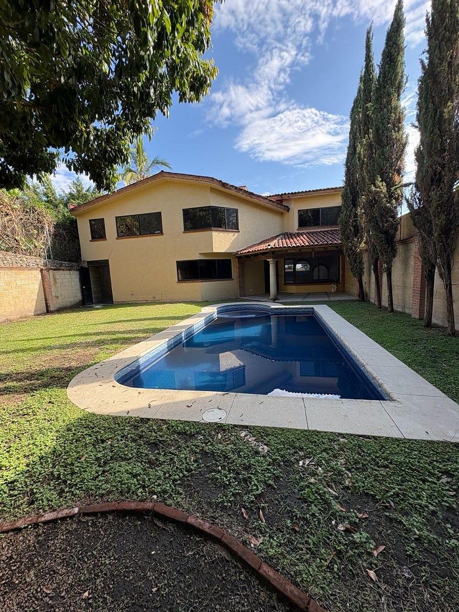 Amplia Residencia con Alberca y Jardín en Paseo de Burgos, foto 1 de 11