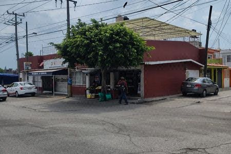 Casa con 3 Locales Comerciales en Civac 🏢
