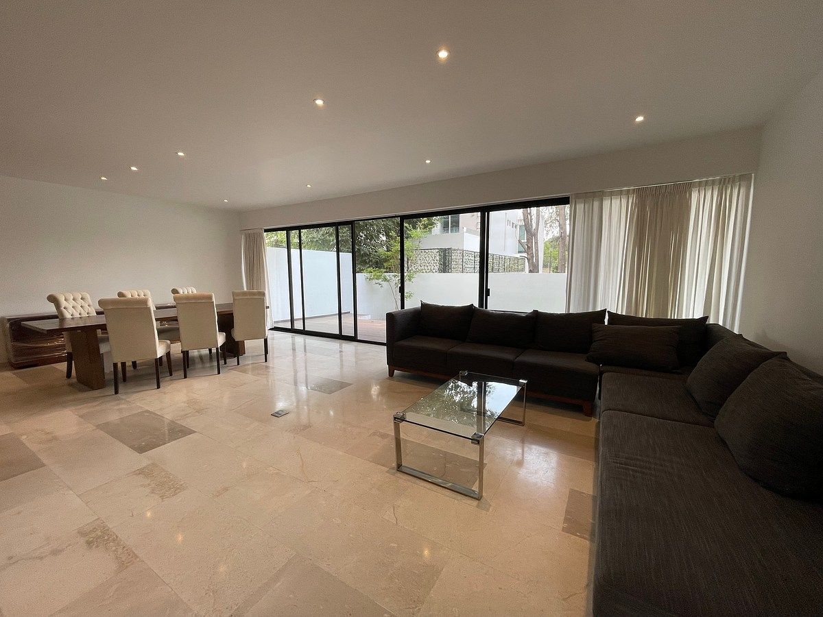 Sala comedor con puertas a terraza y jardín, foto 7 de 19