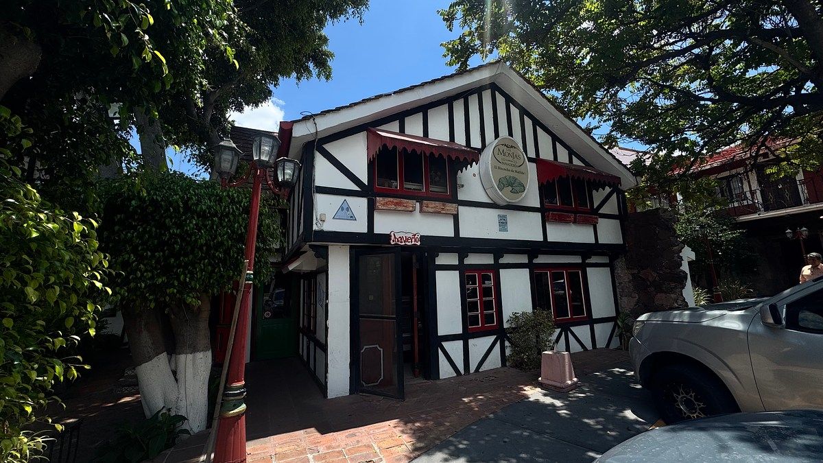 Fachada, photo 1 of 7