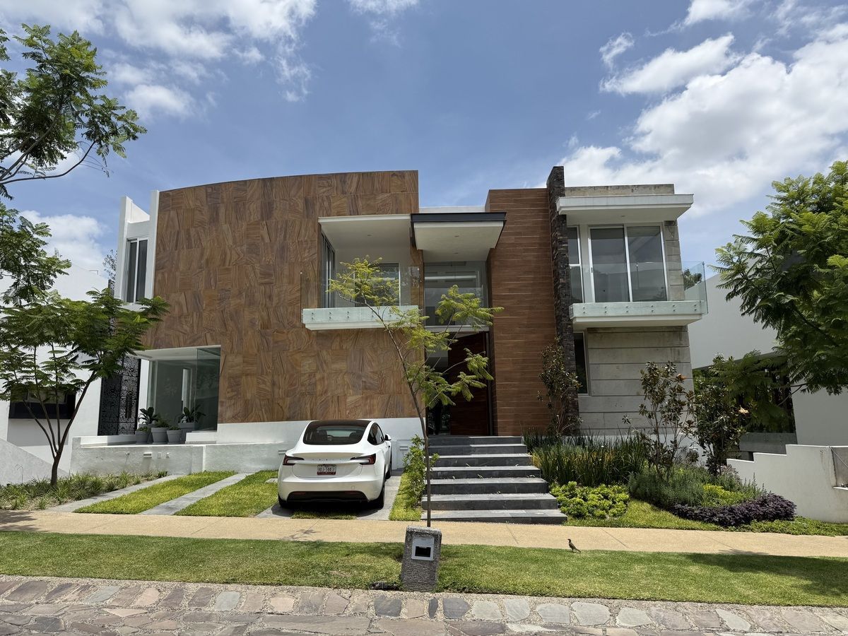Casa en Venta en Bosque de Los Lagos, photo 1 of 36