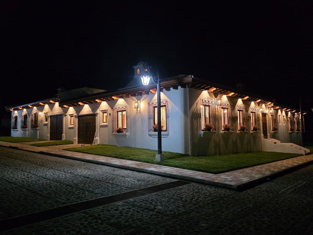 Casa amueblada en venta en  Antigua Guatemala - Image 1
