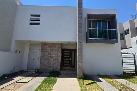 Casa en renta dentro de coto en Jardín Real
