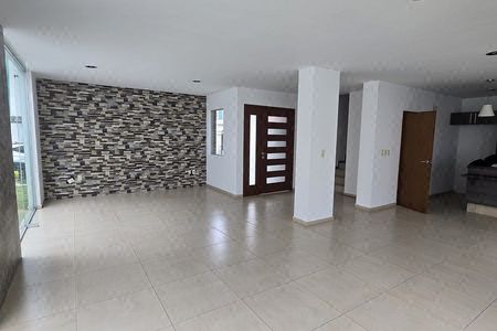 Casa en renta dentro de coto en Jardín Real