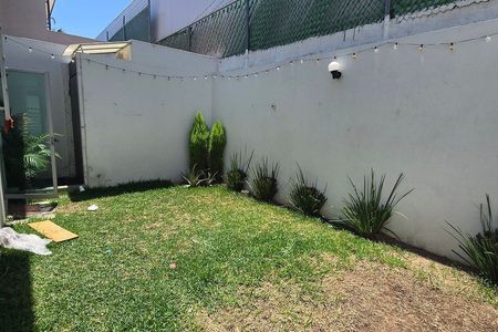 Casa en renta dentro de coto en Jardín Real