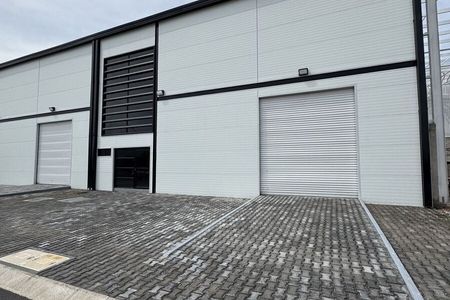 BODEGA 1,080m2 en parque frente al PIQ