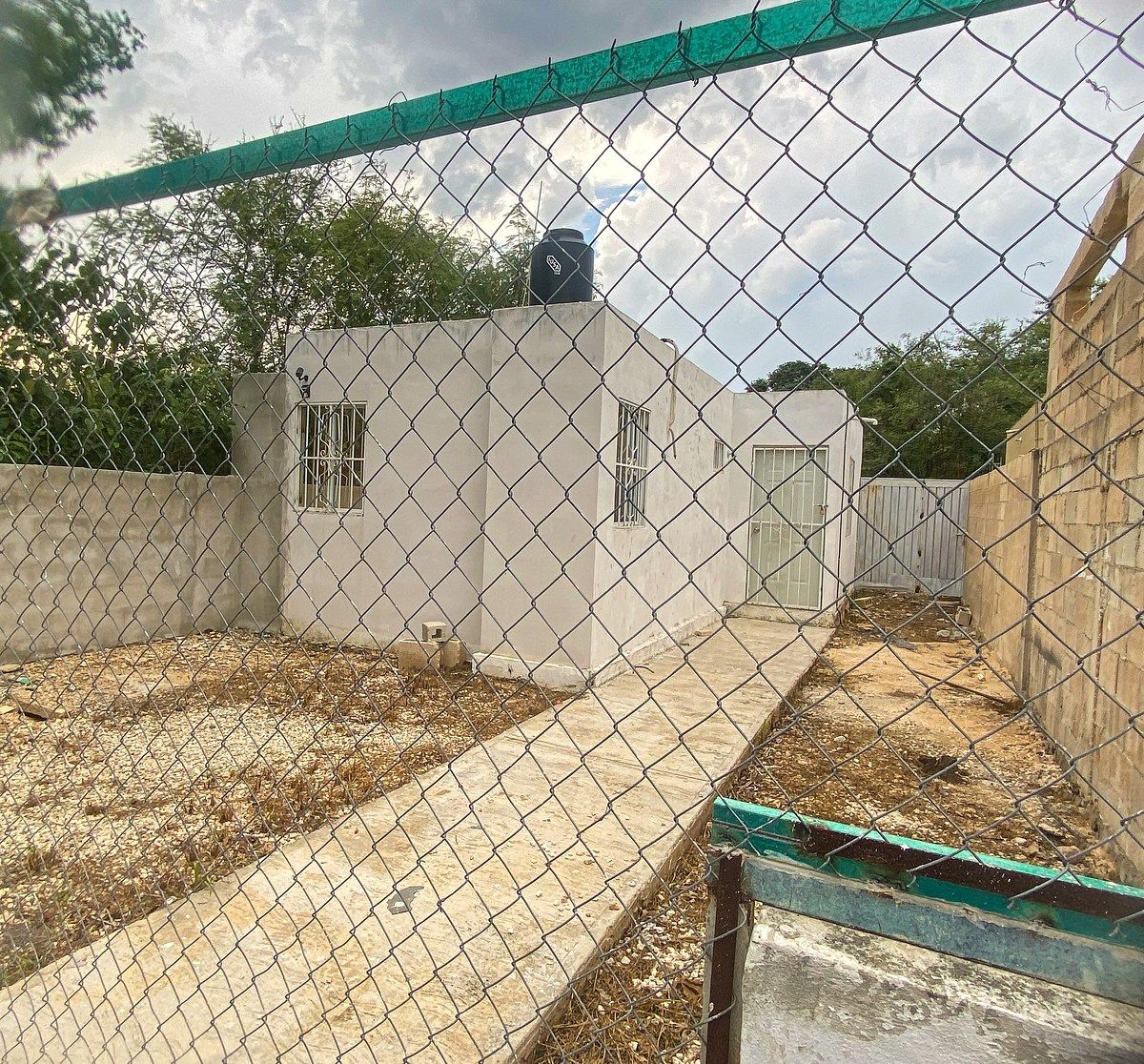 Mérida Cancun Road Office For Rent one street from the Kanasin Bridge, photo 1 of 15