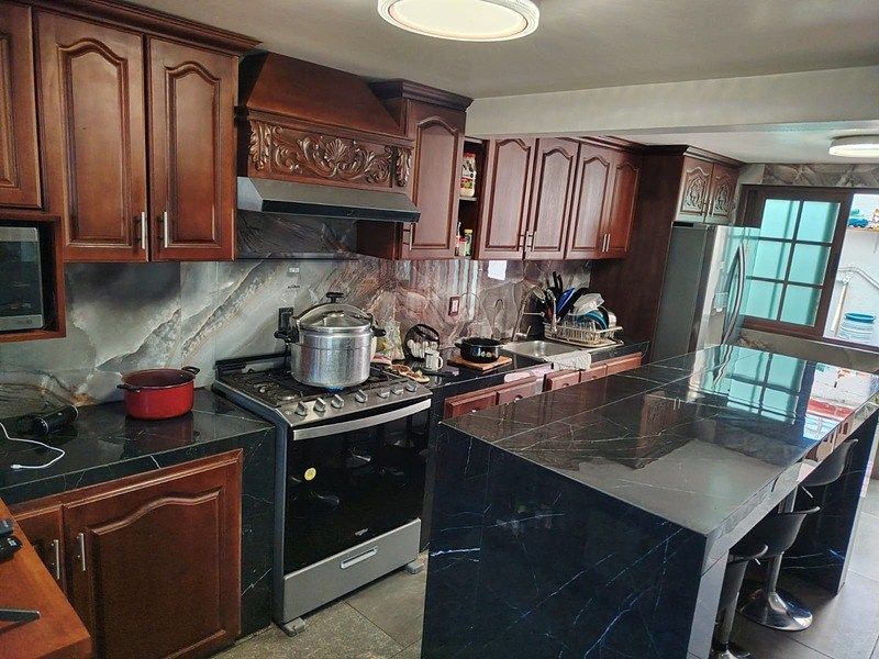 COCINA EQUIPADA. VISTA HACIA EL FONDO CON AREA DE LAVADO, foto 7 de 28