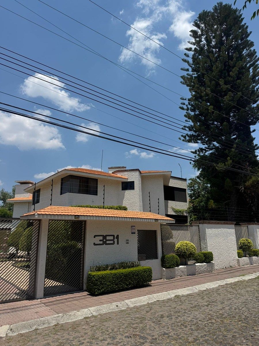 RENTA CASA CON ALBERCA Y CUARTO DE SERVICIO EN JURICA, foto 1 de 25