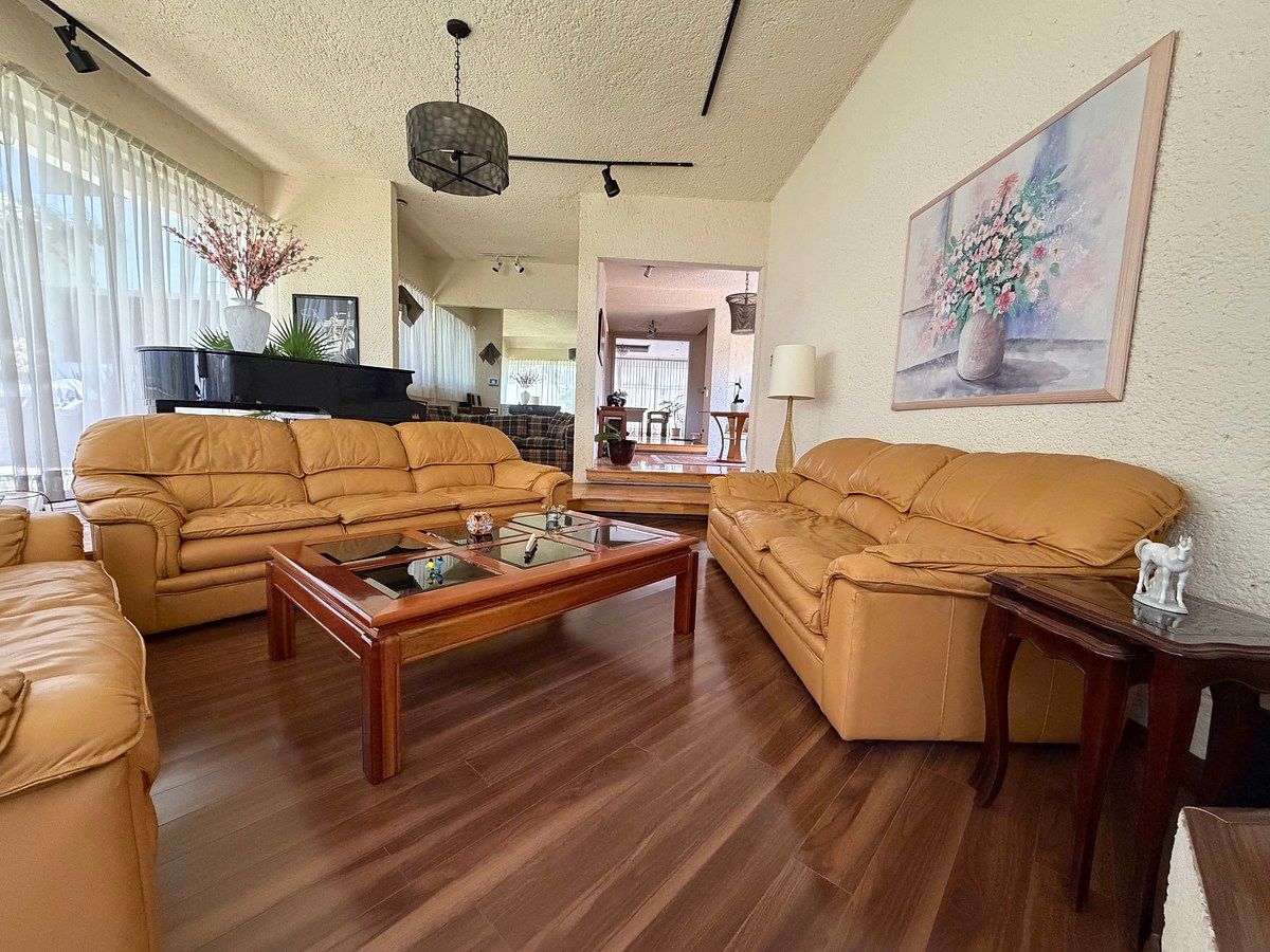 House in Bosque de las Lomas, Miguel Hidalgo, photo 2 of 17