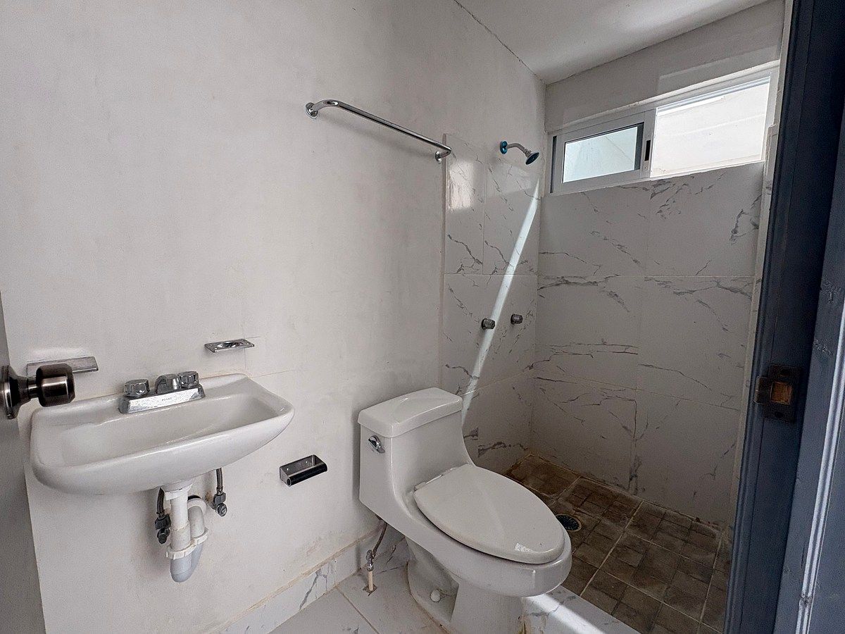 Baño completo compartido, photo 16 of 22