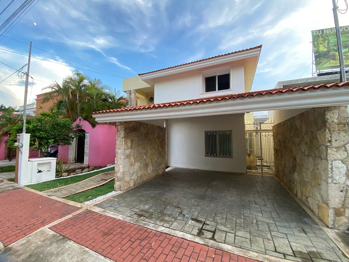 Casa à Venda na zona norte Col. Monterreal, Mérida | 3 Quartos com Piscina, foto 1 de 50