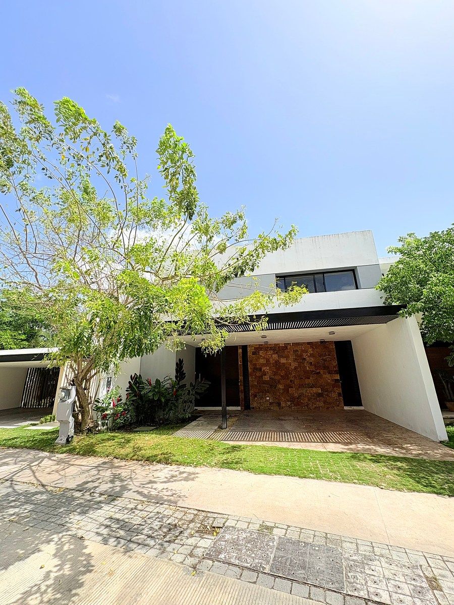 CASA EN RENTA TEMOZON AMUEBLADA CON PANELES, photo 1 of 35