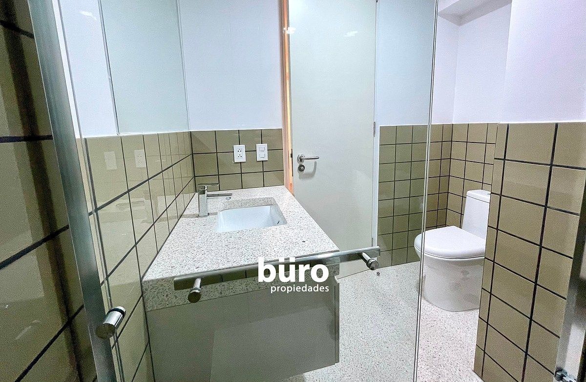 Baño principal con acabados de lujo., foto 8 de 12