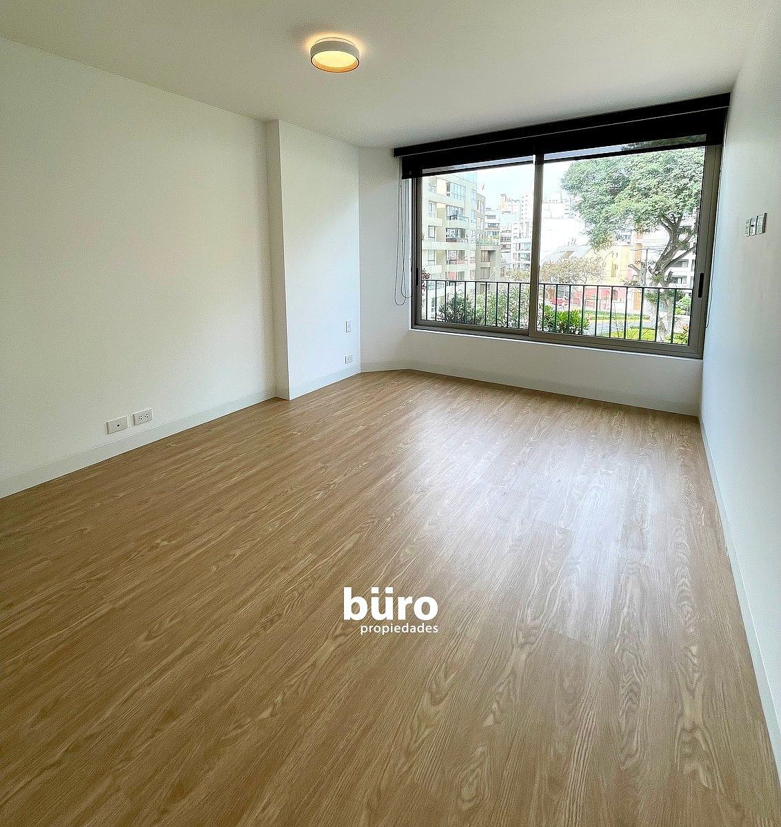 Dormitorio principal con baño incorporado., foto 3 de 12