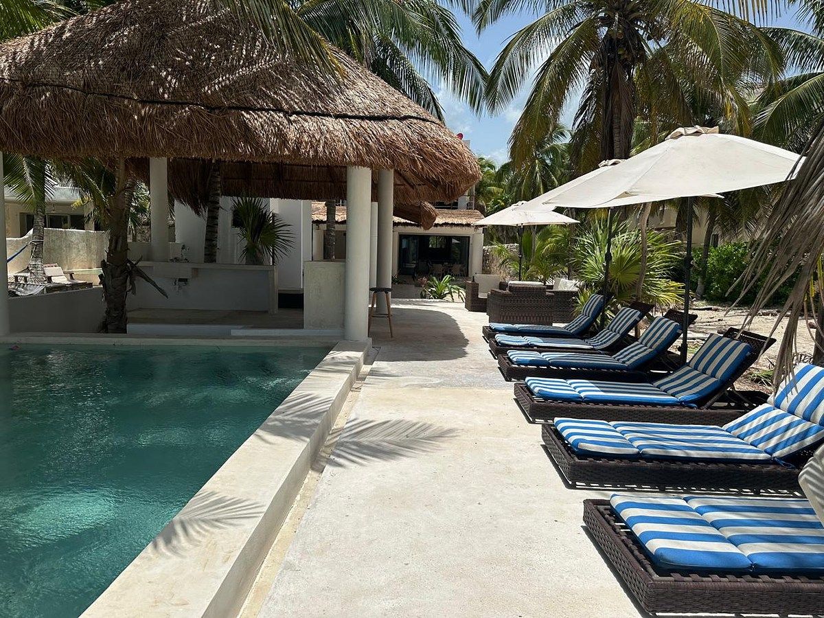 CASA EN RENTA A LA ORILLA DE LA PLAYA EN CHICXULUB, photo 1 of 43