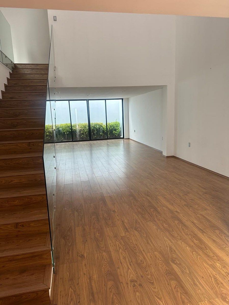 Sala a doble altura, foto 3 de 16
