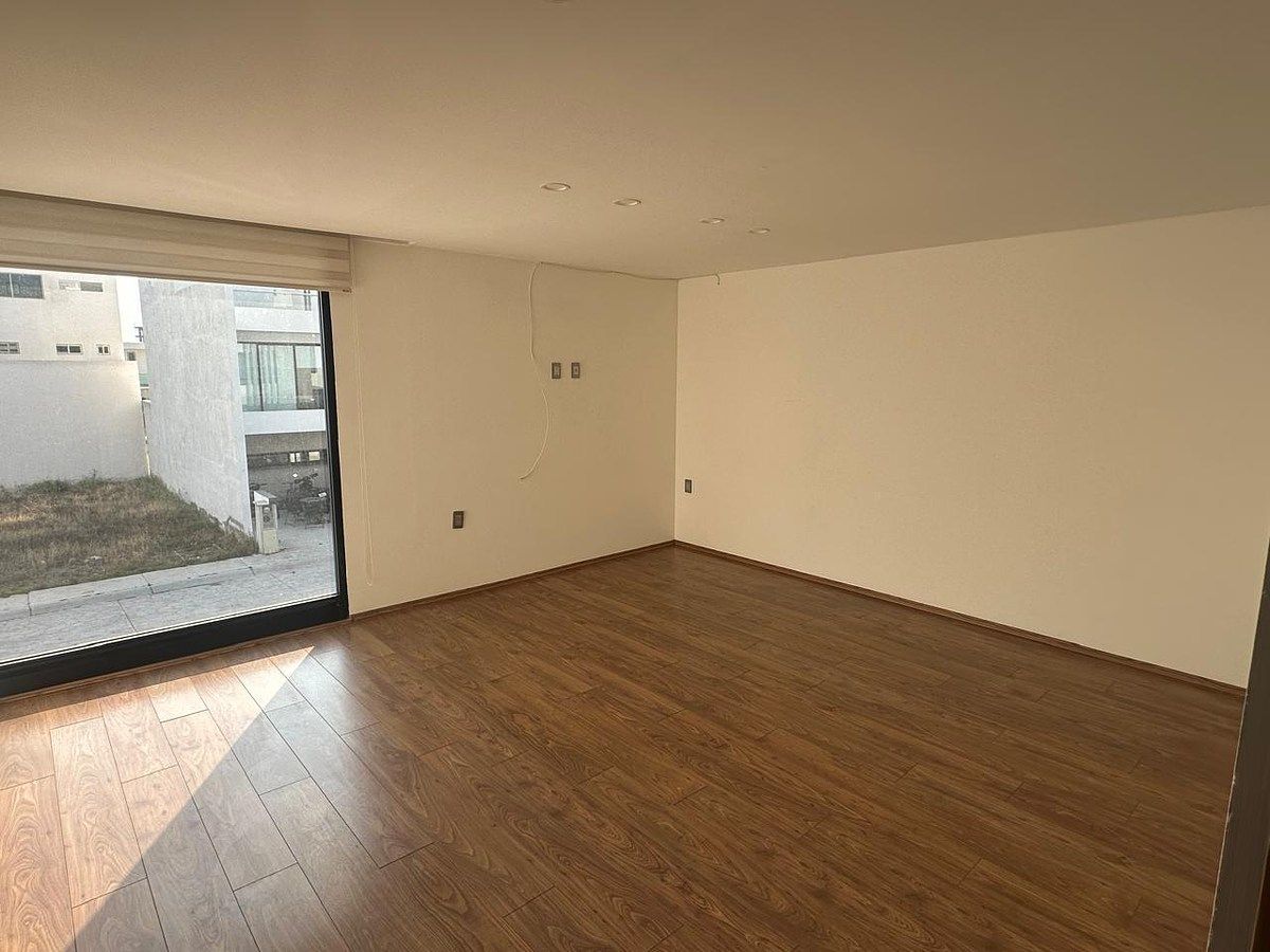 Recámara principal con vestidor y baño, foto 8 de 16