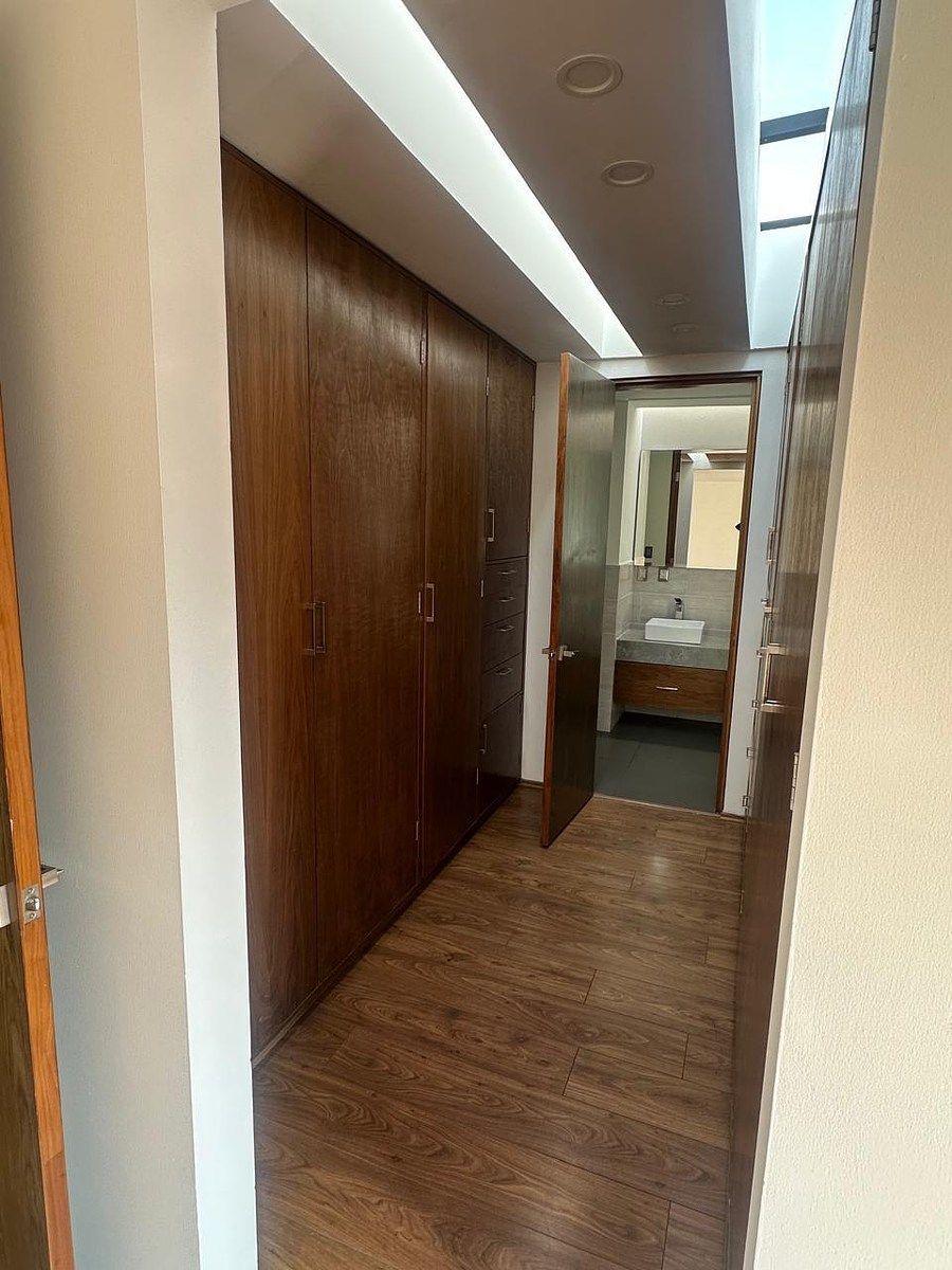 Vestidor de recámara principal, foto 9 de 16