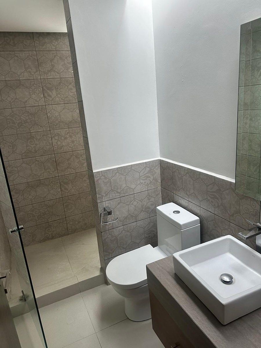 Baño de recámara secundaria, foto 11 de 16