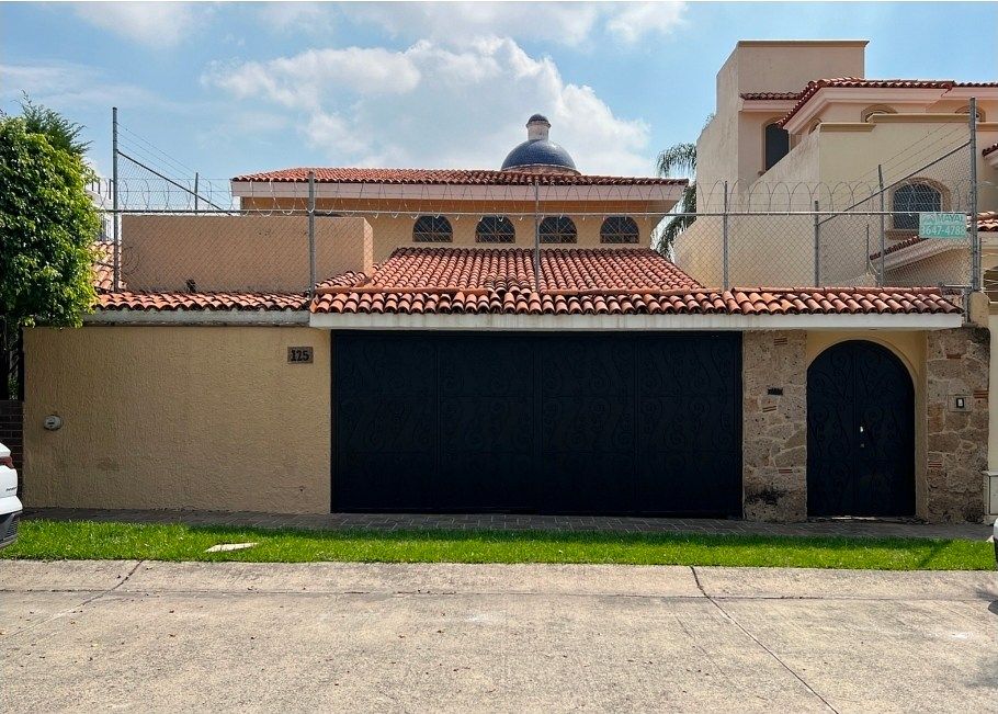 HOUSE IN BUMGABILIAS SUBDIVISION, photo 1 of 1