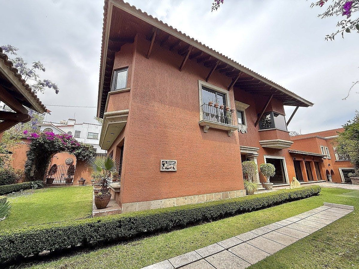 Casa en Lomas de Chapultepec con preciosos jardines, foto 1 de 49