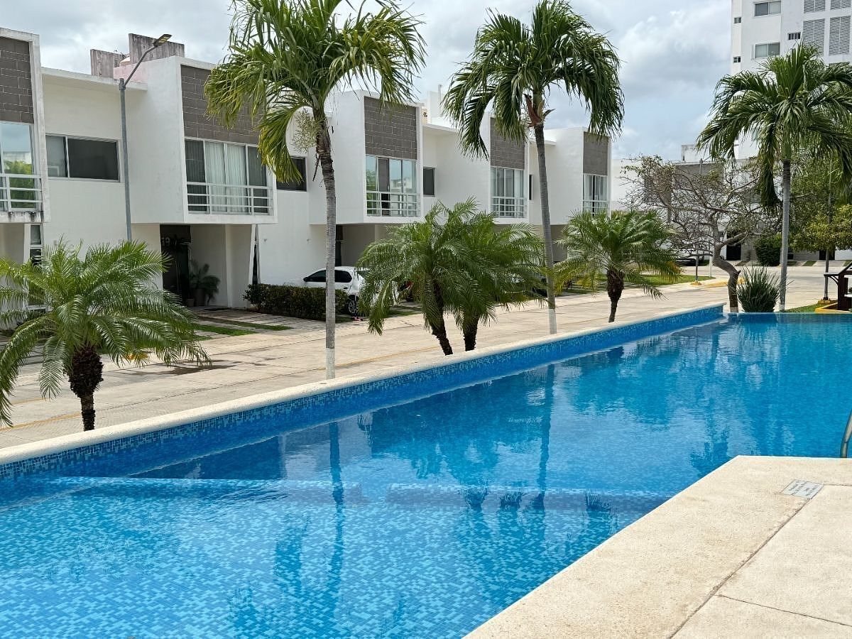 Casa en Venta | Privada sobre Av. Huayacán, Residencial Astoria Cancún, foto 1 de 17