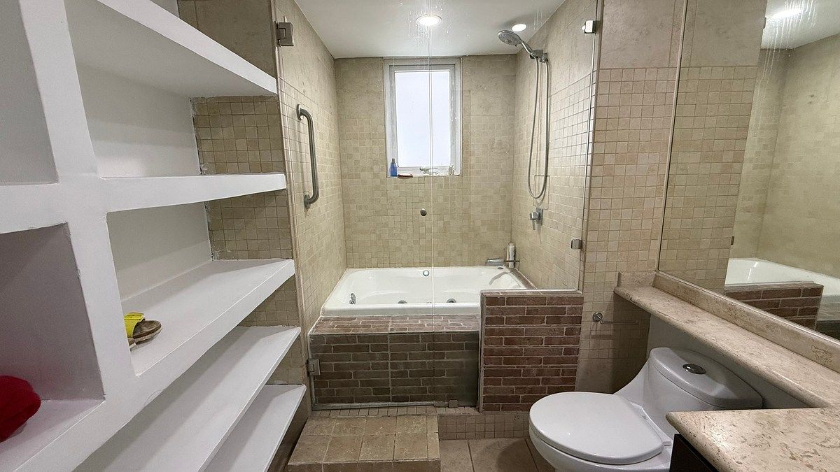 Baño principal con tina, foto 16 de 25