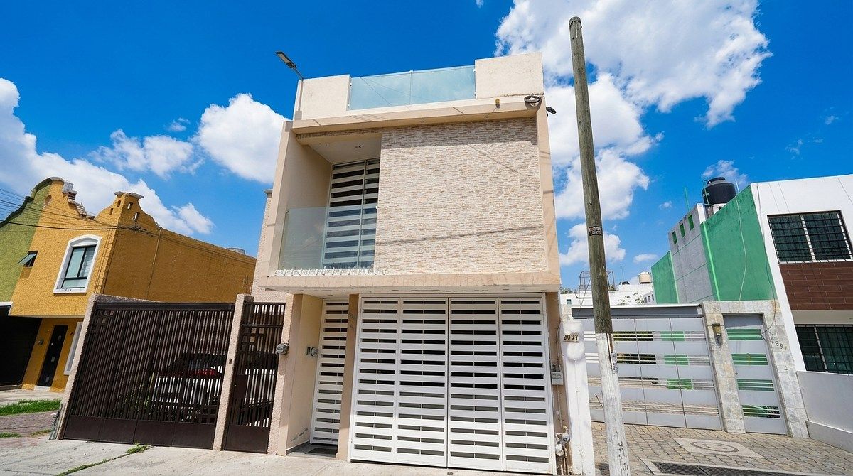 Casa Moderna, Remodelada, photo 1 of 18