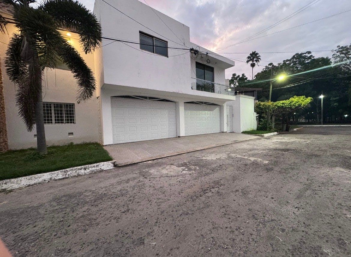 Casa con alberca en Venta, en Residencial Tulipanes, Tapachula Chiapas., foto 1 de 33