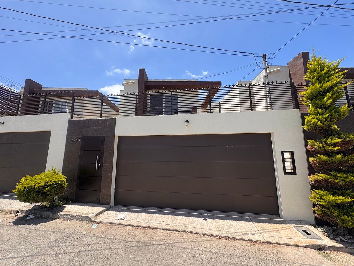 Venta de casa en la Col. Lindavista Tijuana, foto 1 de 44