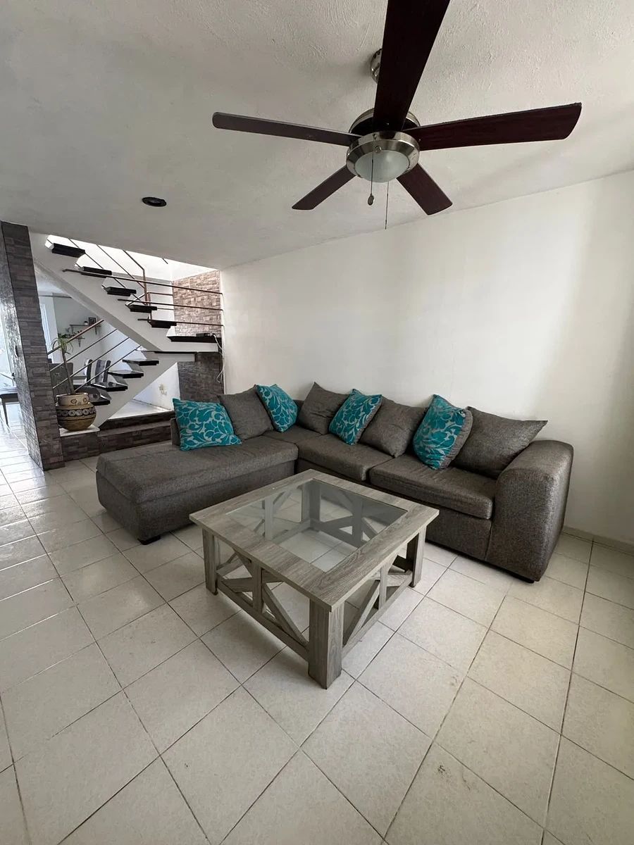 CASA EN VENTA EN FCO. DE MONTEJO, foto 1 de 12