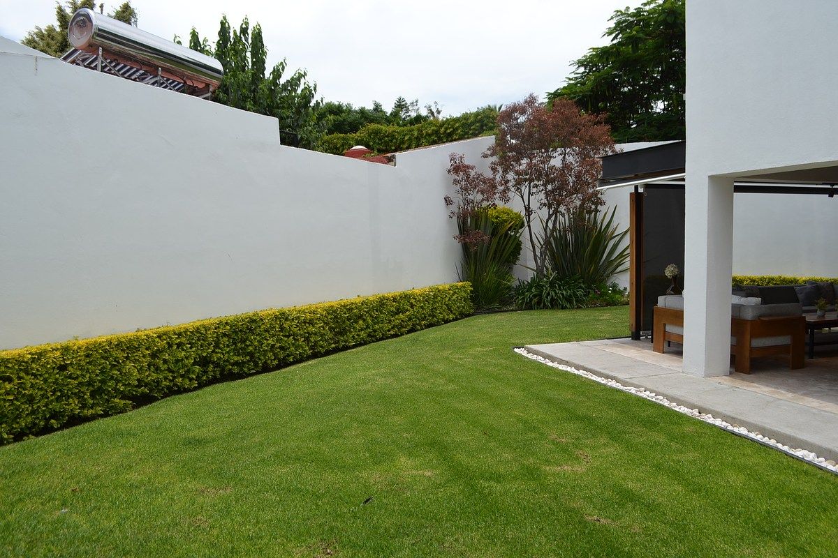 Jardín que rodea Terraza Techada y la Casa., foto 8 de 50